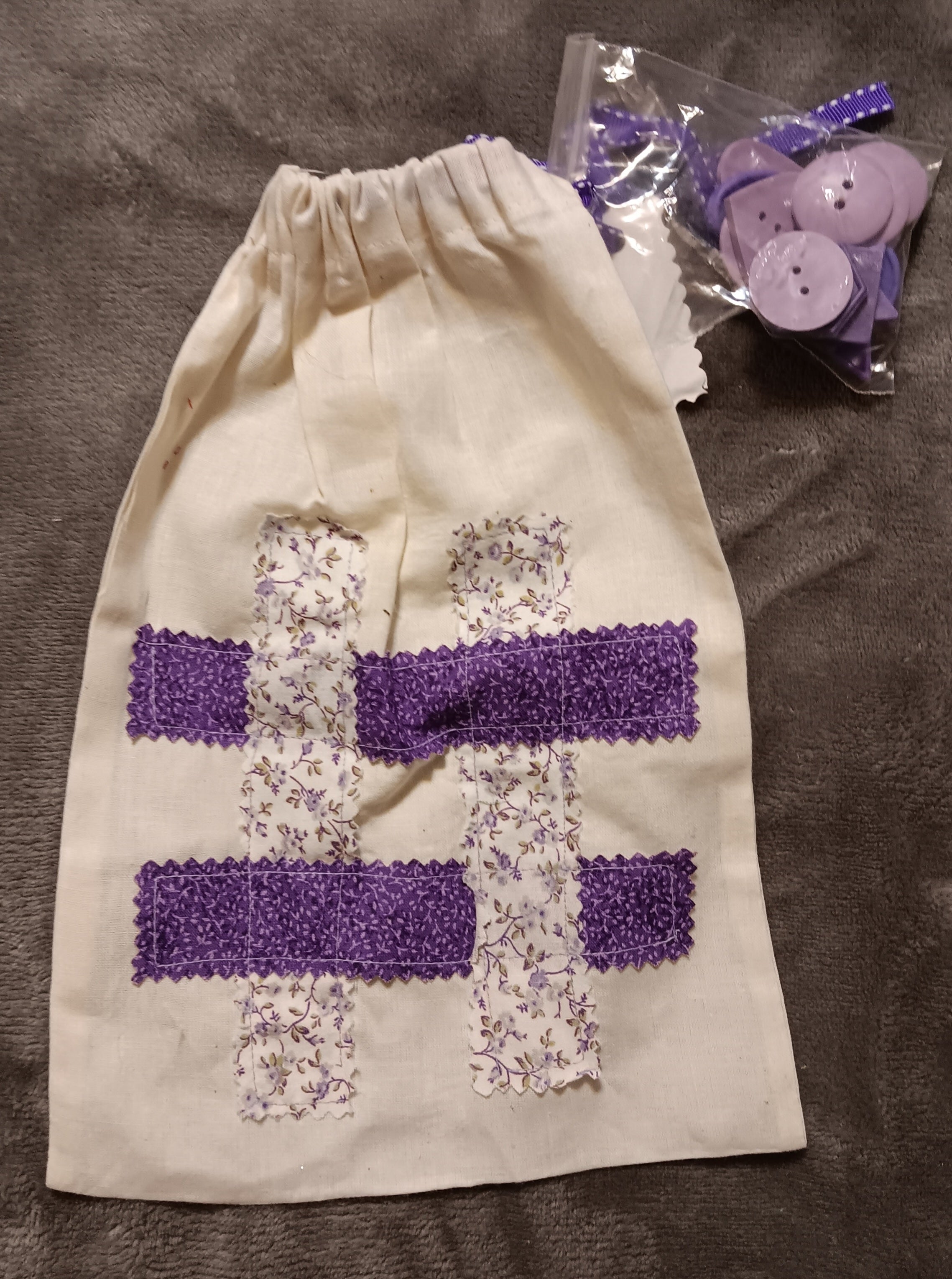 Tic-tac-toe game, purple flowers print