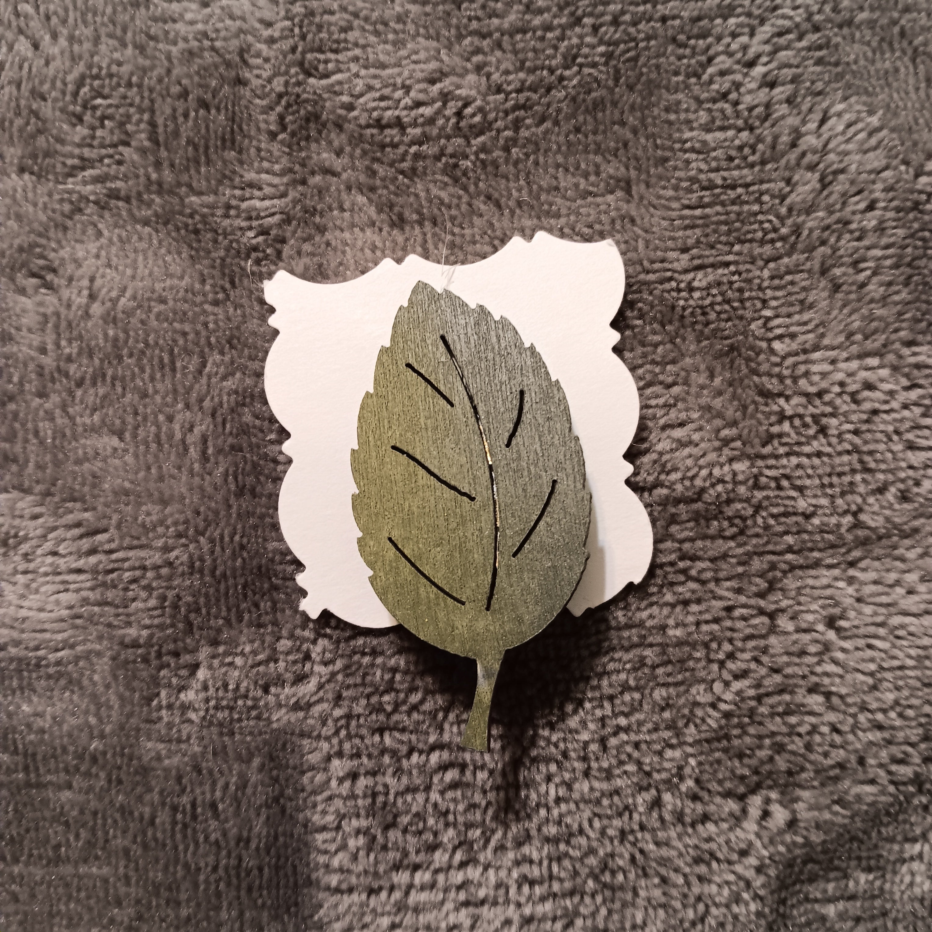 Green Serrated leaf pin